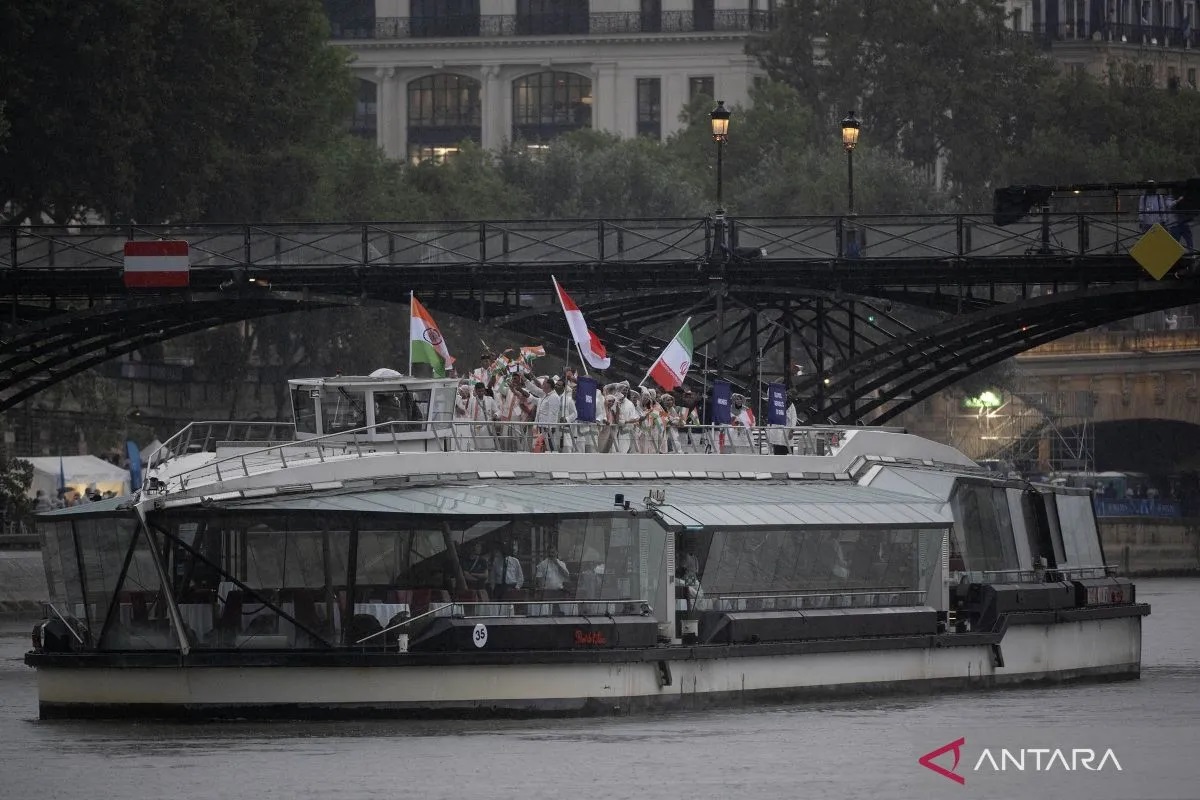 Kapal yang membawa kontingen Indonesia menyusuri sungai Seine saat pembukaan Olimpiade Paris 2024 di Paris, Prancis, Kamis (26/7/2024).