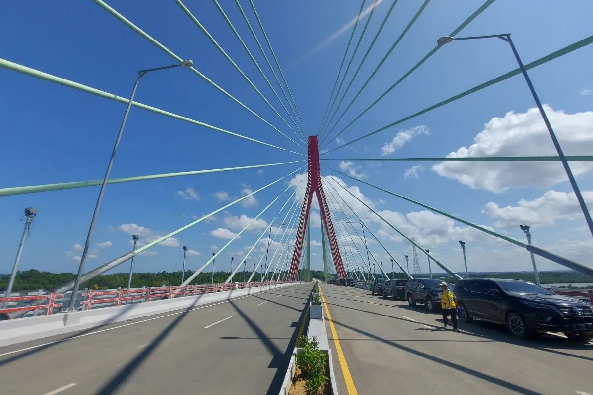 Pekerja melintasi Menara atau Cable Stayed Jembatan Pulau Balang, Kalimantan Timur (Kaltim), Minggu (28/7/2024). Menara jembatan menjadi penyangga jalur penghubung Kota Balikpapan.