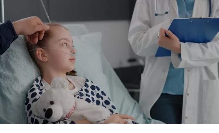 Ilustrasi seorang anak perempuan yang menjalani perawatan di rumah sakit karena akan menjalani terapi cuci darah. (freepik.com/DC Studio)