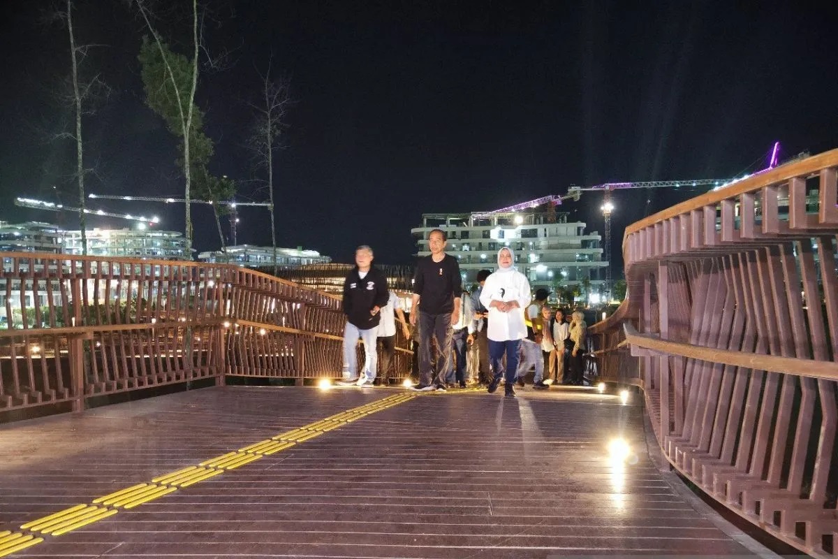 Presiden Joko Widodo didampingi Ibu Negara Iriana meninjau area Sumbu Kebangsaan di Kawasan Inti Pusat Pemerintahan Ibu Kota Nusantara, Kalimantan Timur, Minggu (28/7/2024) malam. ANTARA/Mentari Dwi G