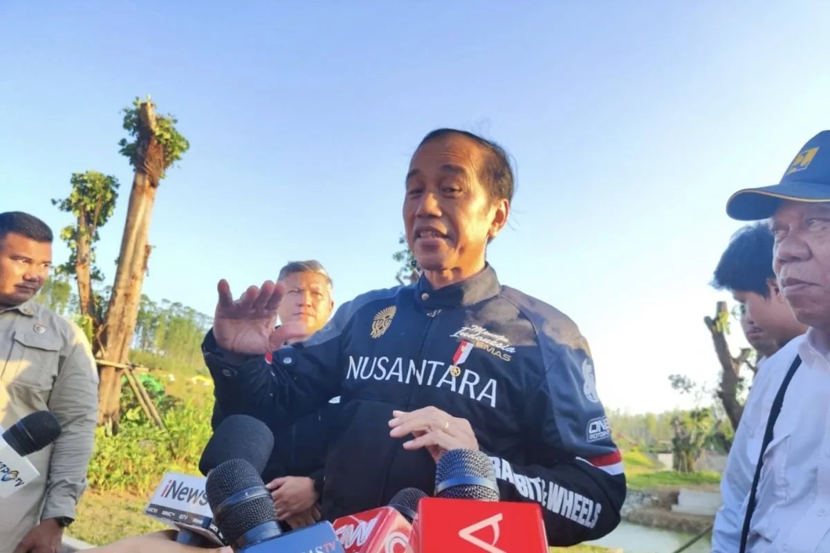 Presiden Joko Widodo (Jokowi) saat menyampaikan pernyataan usai berkendara sepeda motor melintasi Tol IKN, Kalimantan Timur, bersama sejumlah selebritas dan pejabat kabinet, (28/7/2024). (ANTARA)