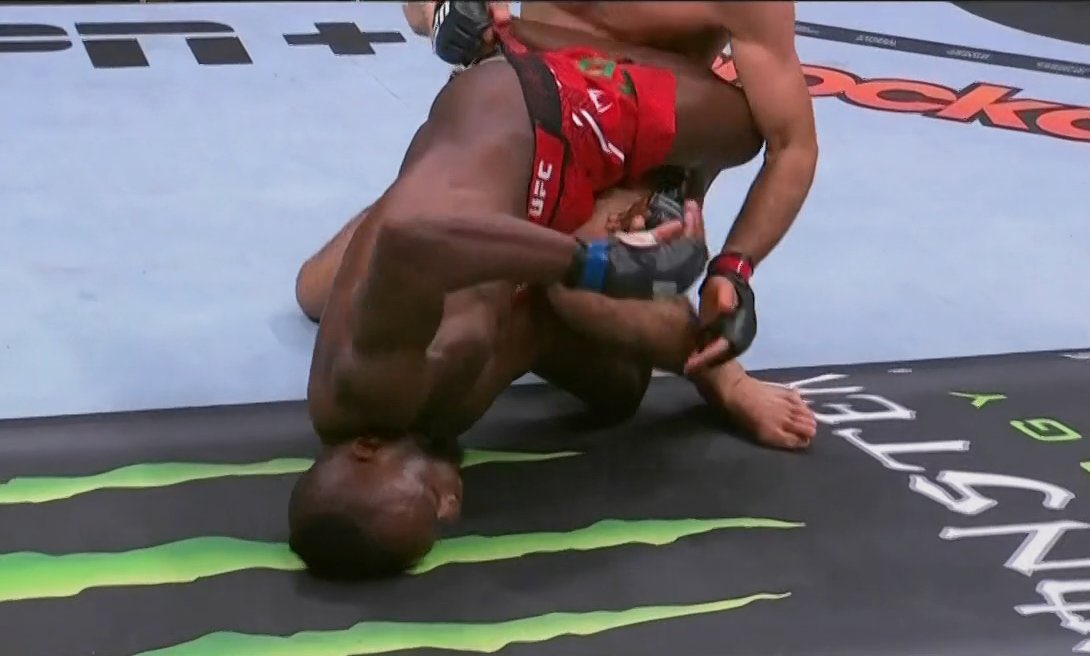 Momen Mokaev menarik celana Kape.