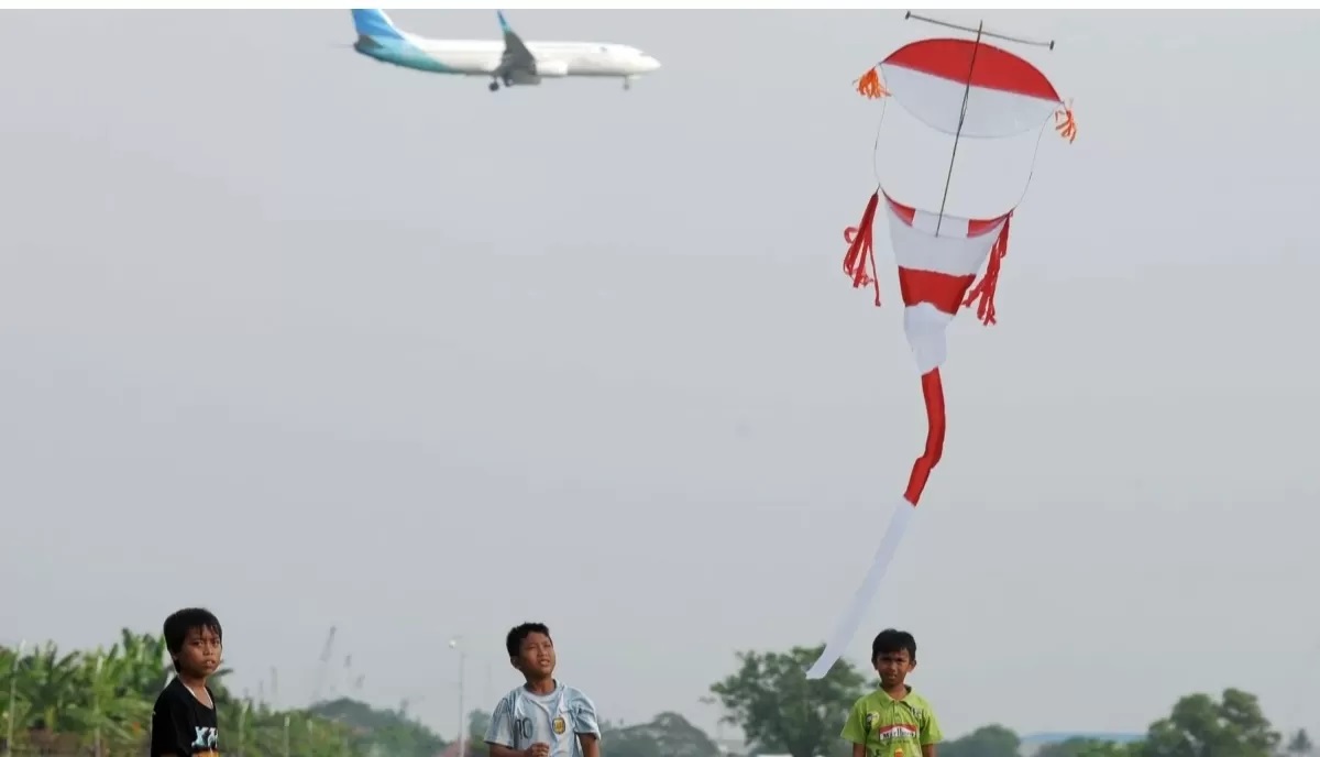 ANCAMAN: Permainan layang-layang yang tak terkendali dapat mengancam keselamatan penerbangan. (FOTO: IST)