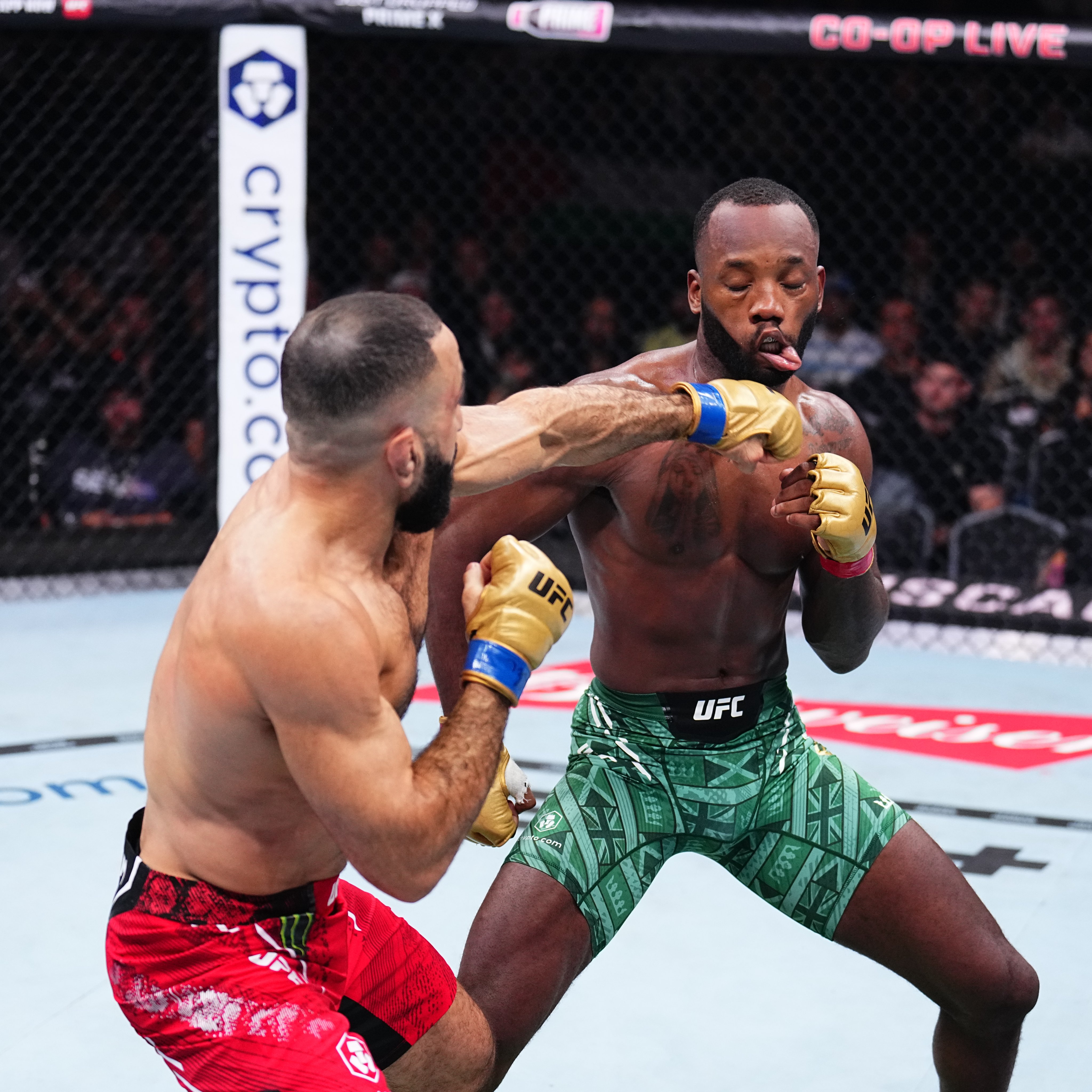 Pukulan Belal telak menghantam wajah Leon.