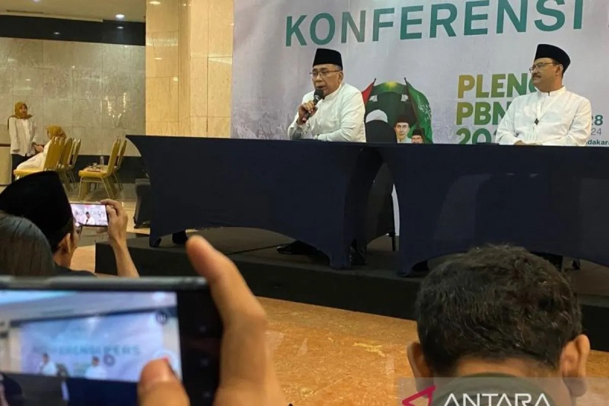 Ketua Umum PBNU Yahya Cholil Staquf  (kiri) dalam konferensi pers di Jakarta, Minggu (28/7/2024) (ANTARA/Prisca Triferna)