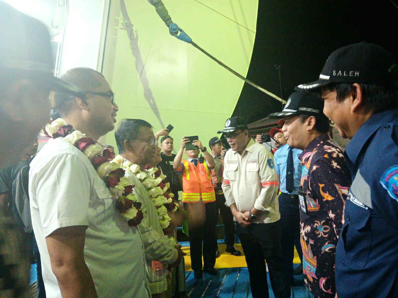 Direktur Keuangan PT DLU Khoiri Soetomo menyambut Gubernur Sulteng H Rusdy Mastura saat tiba di Pelabuhan Semayang Balikpapan (Foto : Istimewa)