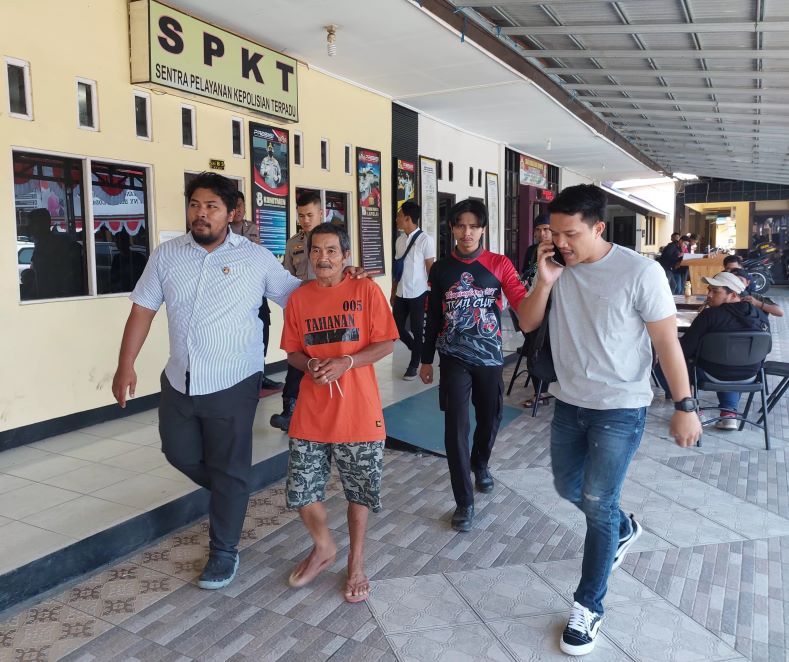 TERSANGKA: Pelaku pembunuhan Abah Nateh, IR (53) digiring polisi menuju ruangan konferensi pers. (Jamaluddin/Radar Banjarmasin)