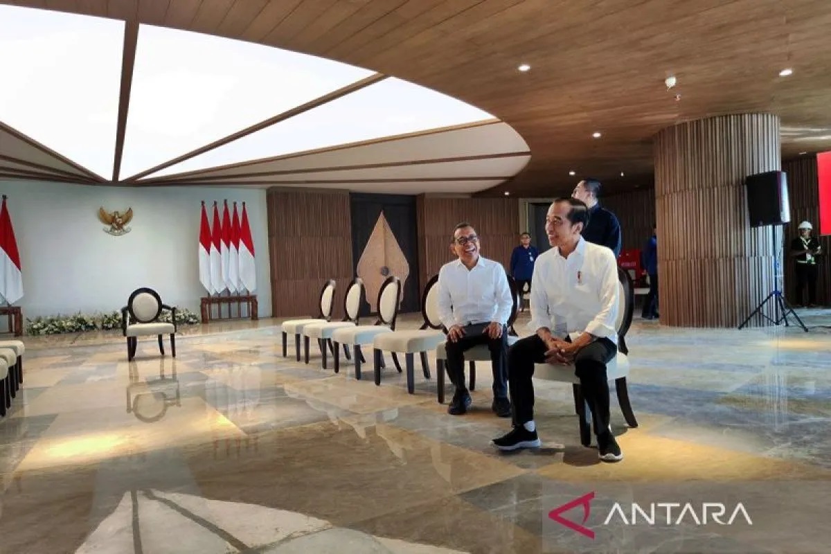 Presiden Joko Widodo didampingi Menteri Sekretaris Negara (Mensesneg) Pratikno (kiri) saat memberikan keterangan pers di Kantor Presiden Kawasan Inti Pusat Pemerintahan IKN, Kalimantan Timur, (29/7).