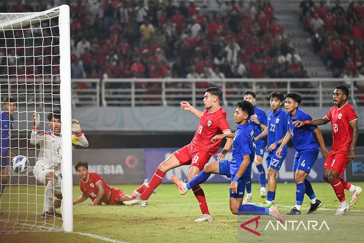 Pesepak bola Timnas Indonesia Jens Raven (tengah) membobol gawang Timnas Thailand dalam pertandingan final Piala ASEAN U-19 Boys Championship atau AFF U-19 di Stadion Gelora Bung Tomo, Surabaya.