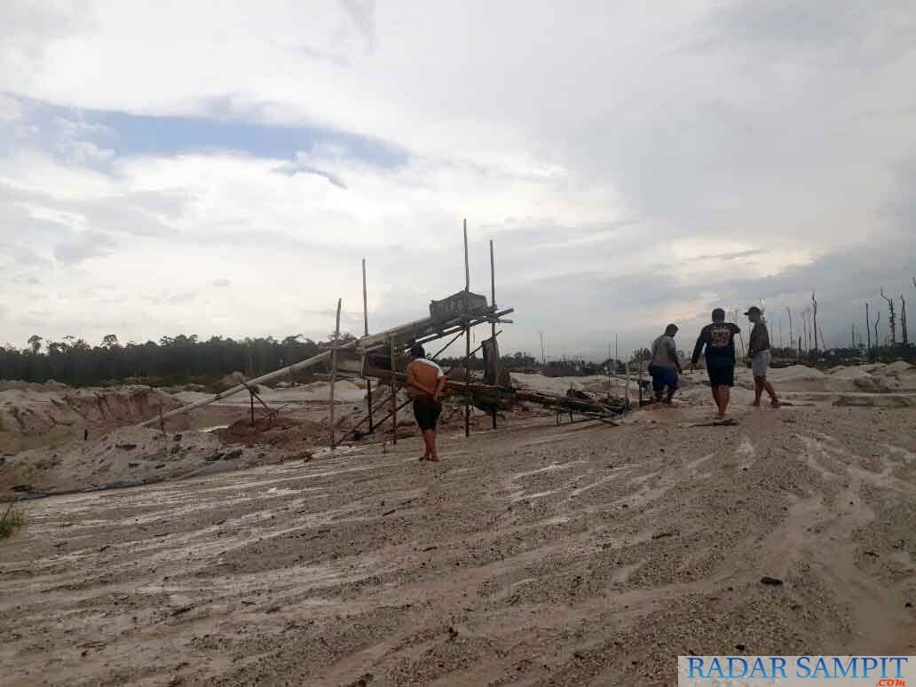 ilustrasi penambangan emas rakyat.