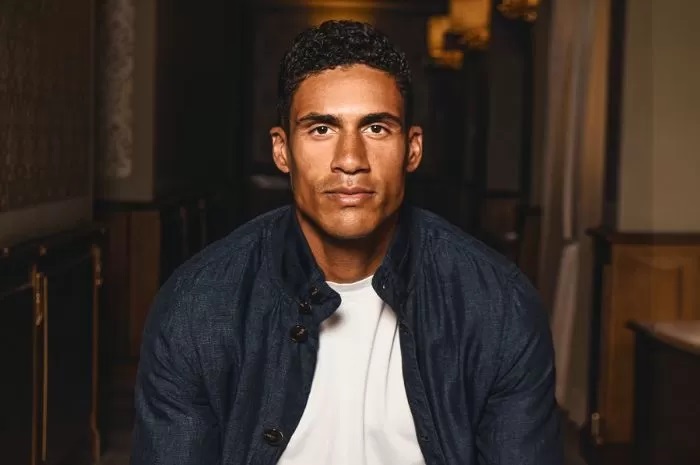 Potret Raphael Varane ketika diperkenalkan sebagai pemain baru Como 1907. (X @Como_1907)