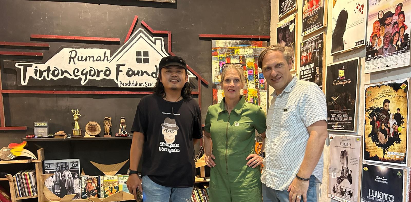BUDAYA: Dari kiri, Rahmad Azazi, Jenni Greenmiller, dan Jonathan Walters di Rumah Pendidikan Seni dan Budaya Tirtonegoro Foundation di Samarinda, Senin (29/7/2024).