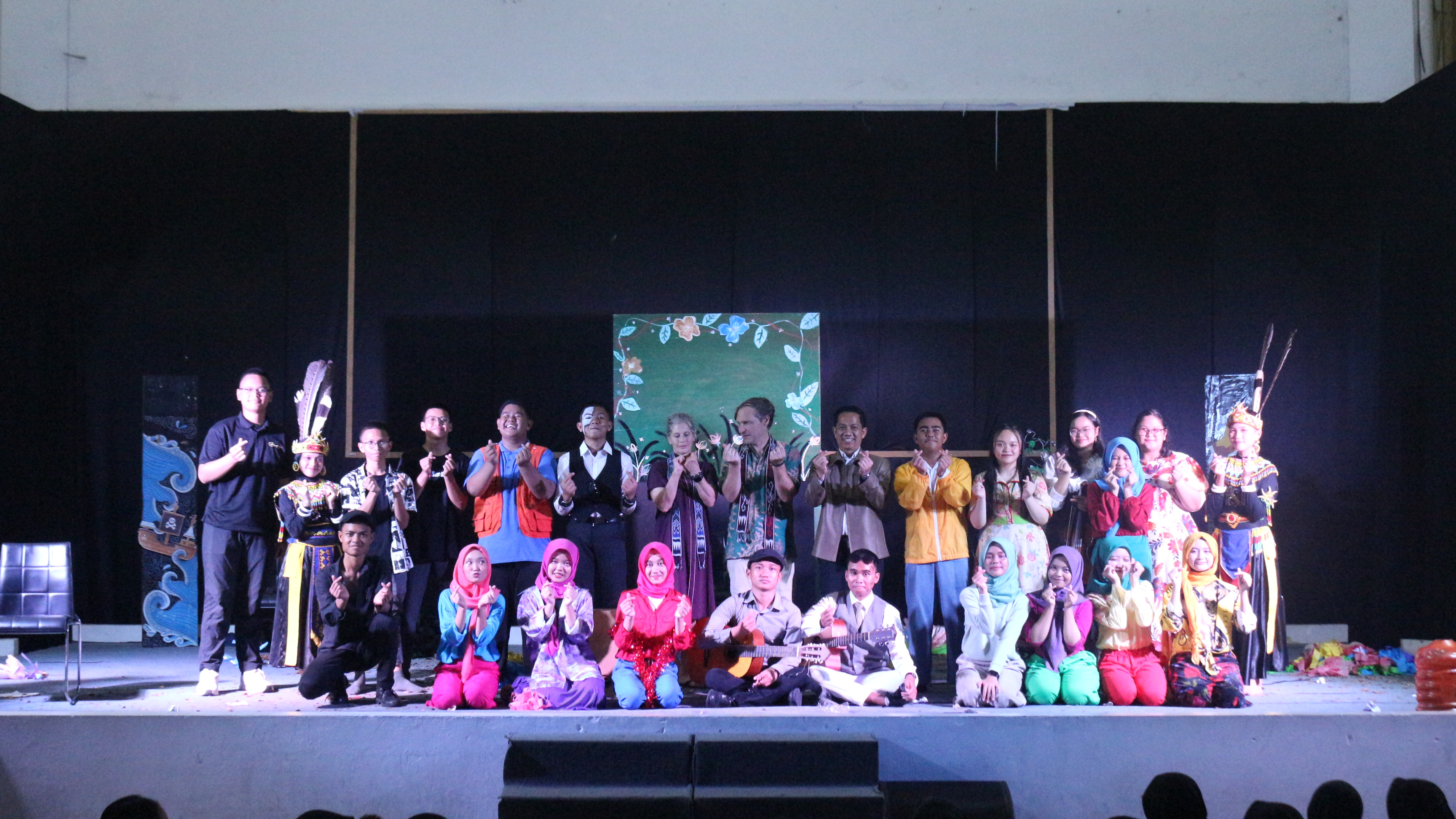 MEMUKAU: Para siswa SMA N 10 Samarinda usai tampil pada Senin (29/7/2024).