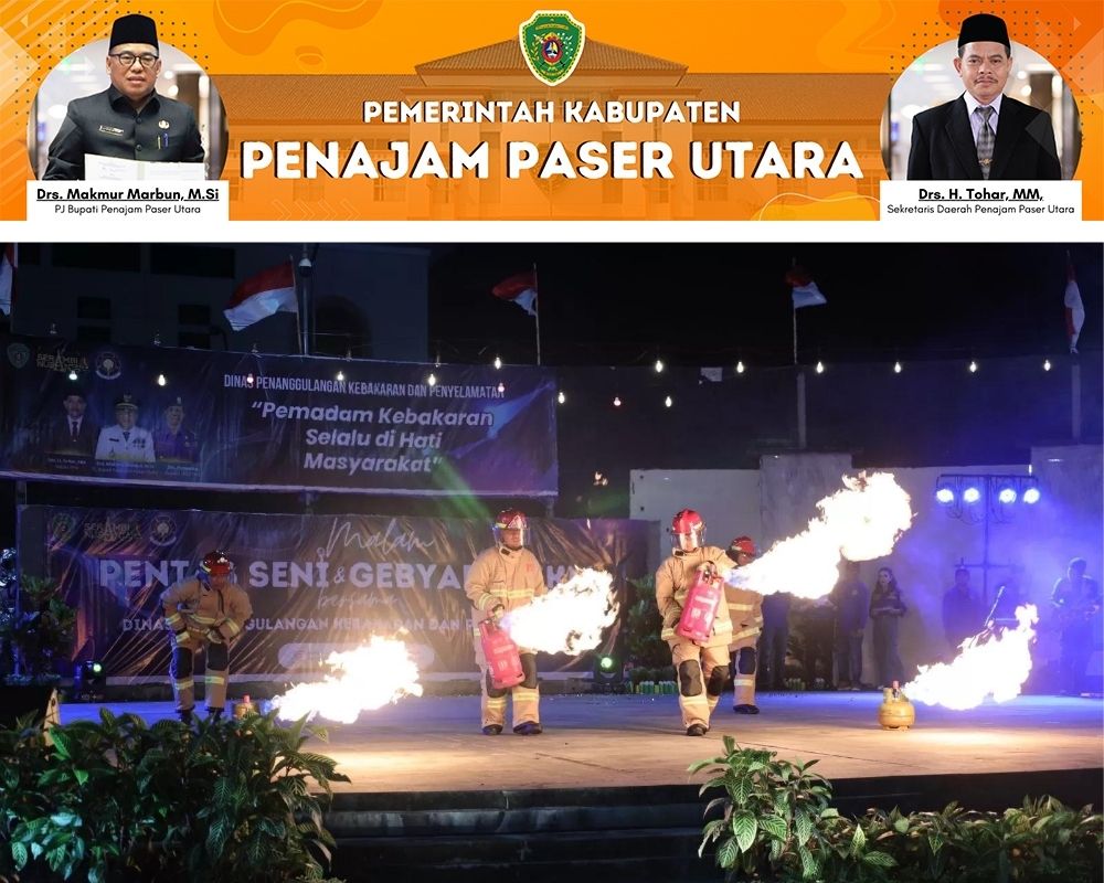 AKSI: Personel Damkar PPU menggelar atraksi memadamkan gas elpiji yang terbakar, Sabtu (6/7/2024) malam.