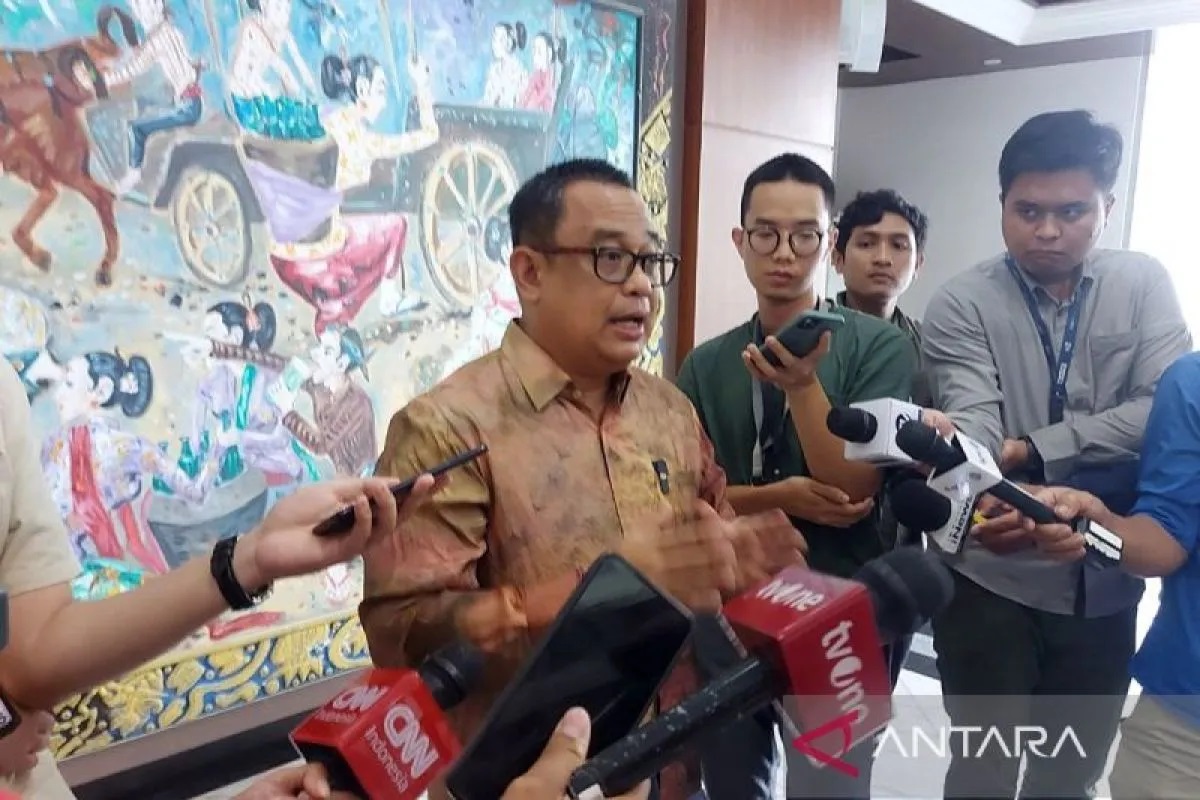 Arsip foto - Koordinator Staf Khusus Presiden Ari Dwipayana menyampaikan keterangan pers di Gedung Sekretariat Negara, Jakarta. ANTARA/Andi Firdaus/am.
