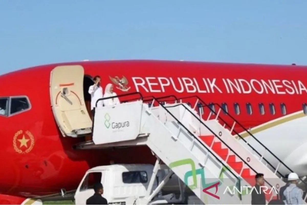 Presiden Joko Widodo bersama Iriana Joko Widodo bersiap menuju Jakarta sebelum lepas landas dari Bandara Sultan Aji Muhammad Sulaiman (SAMS) Sepinggan Balikpapan, Kalimantan Timur, Selasa (30/7/2024).