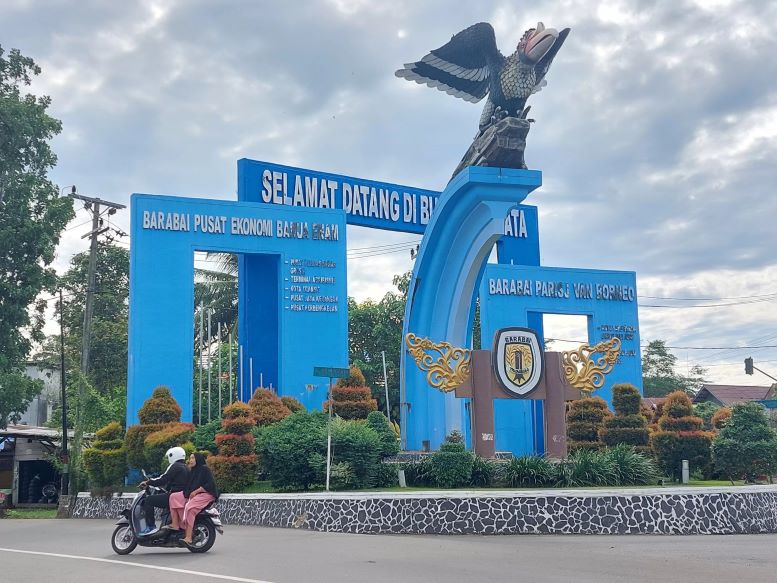TIDAK PAKAI HELM: Warga Barabai yang berboncengan terlihat tidak menggunakan helm saat melintas di Patung Burung Anggang. (Foto: Jamaluddin/Radar Banjarmasin)
