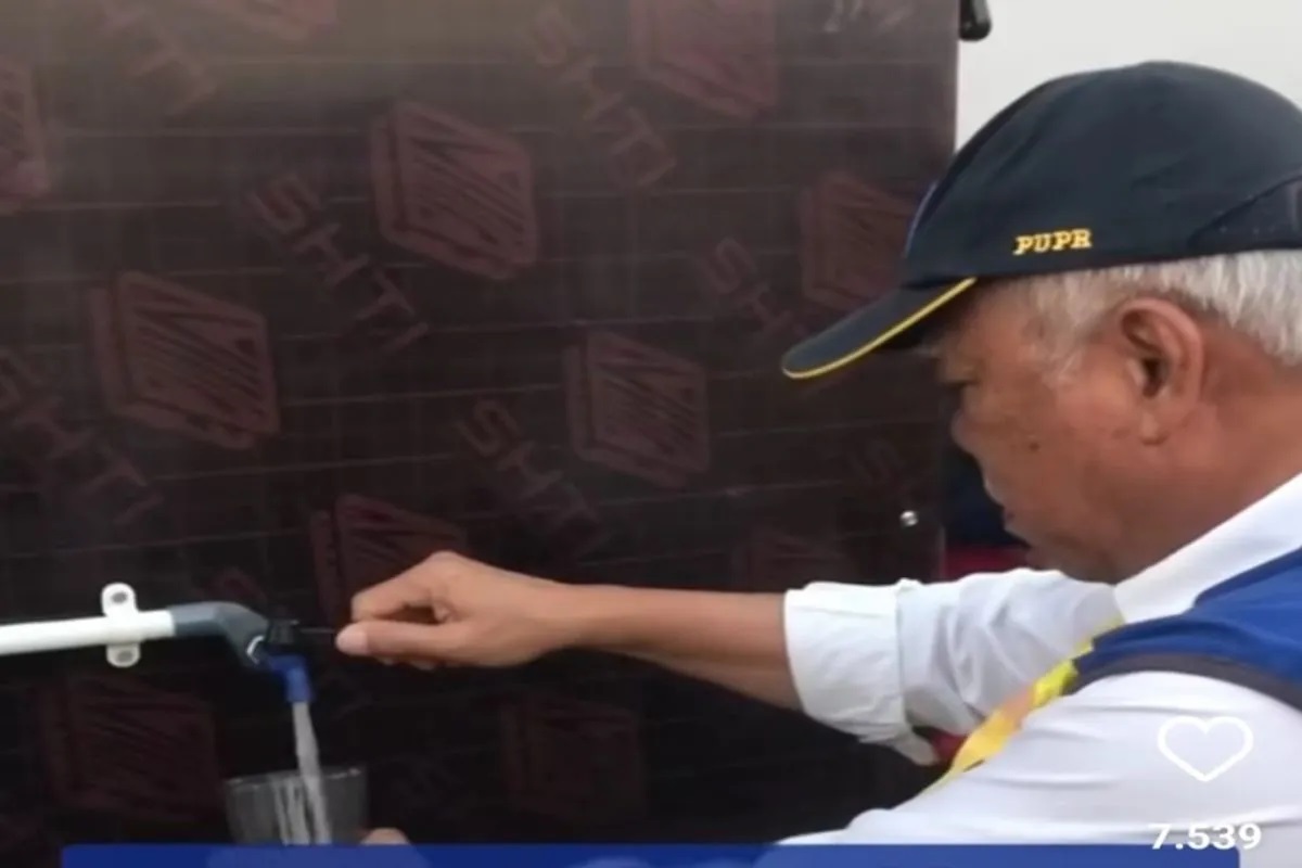 Menteri Pekerjaan Umum dan Perumahan Rakyat (PUPR) Basuki Hadimuljono melakukan uji coba air minum dari Instalasi Pengolahan Air Minum (IPA) Sepaku di Ibu Kota Nusantara (IKN). ANTARA