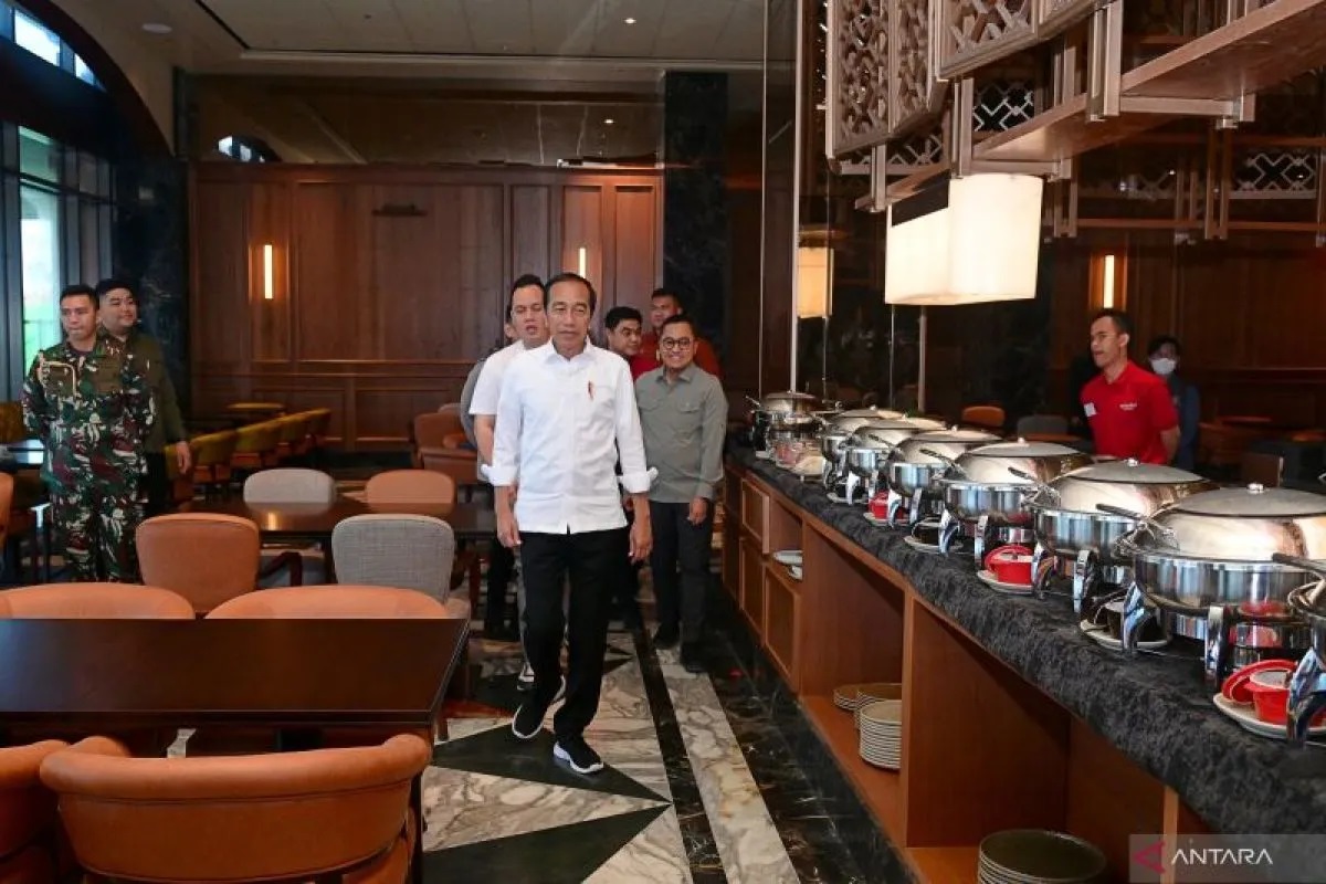 Presiden Joko Widodo meninjau ruang restoran Hotel Nusantara di Ibu Kota Nusantara, Kabupaten Penajam Paser Utara, Provinsi Kalimantan Timur, Selasa (30/7/2024). ANTARA/Biro Pers Sekretariat Presiden