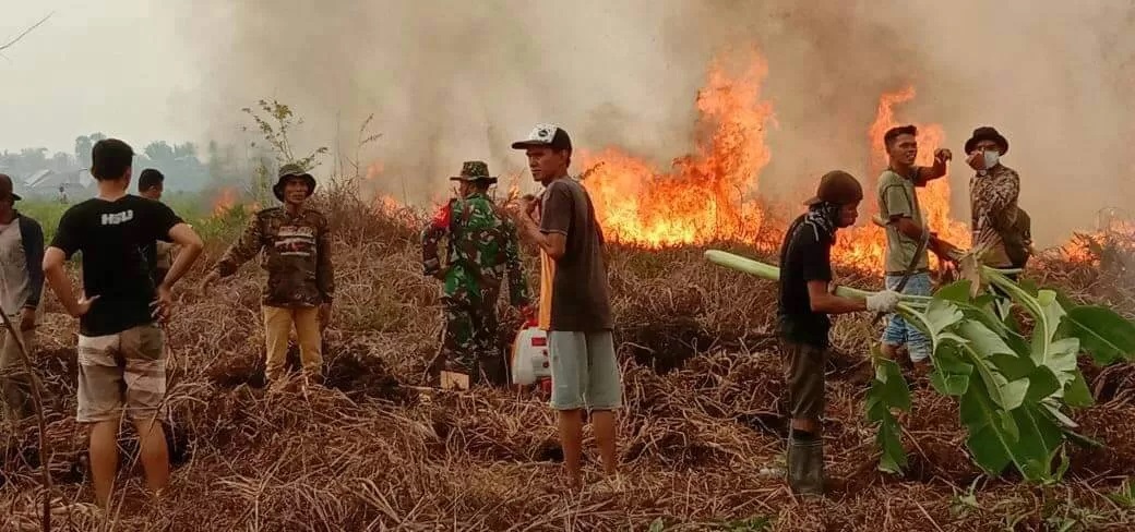 KARHUTLA: Damkar HSU pesan jangan bakar lahan jika tak ingin terjadi kabut asap. (Foto: M. Akbar/Radar Banjarmasin)