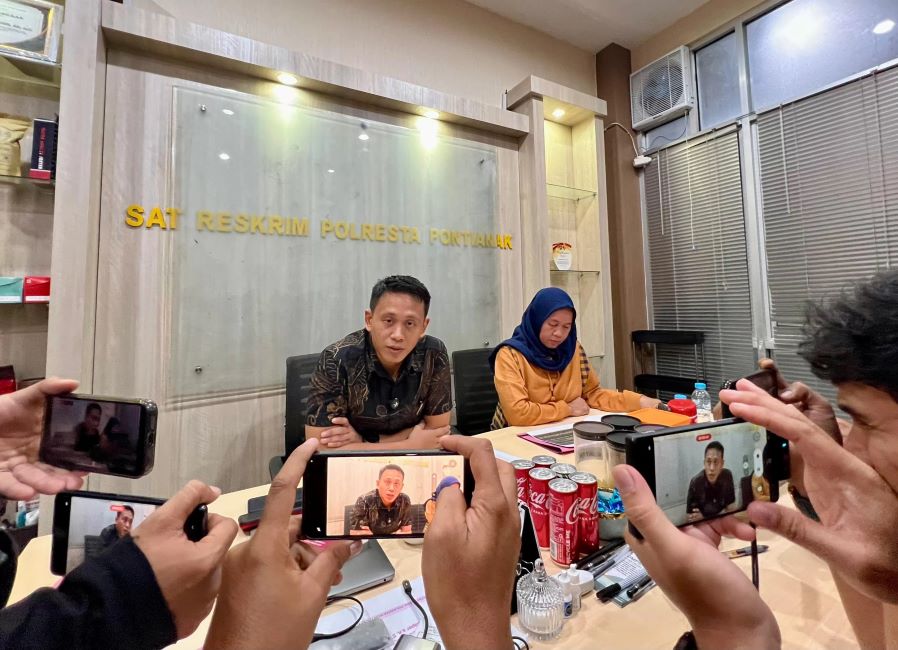 Kasat Reskrim Polresta Pontianak Kompol Antonius Trias Kuncorojati (kiri) saat diwawancara sejumlah awak media terkait penetapan tersangka kasus tewasnya pengunjung tempat kebugaraan. (Meidy Khadafi)