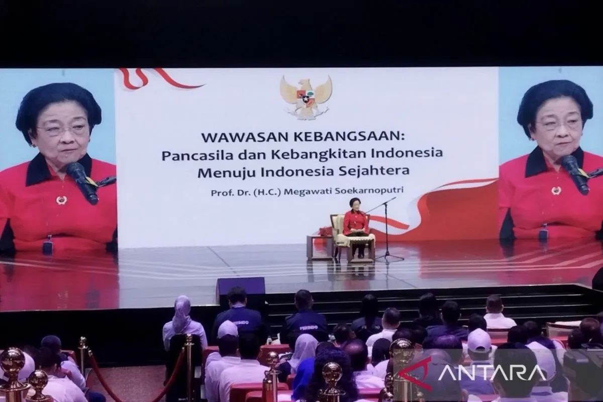 Ketua Umum PDIP Megawati Soekarnoputri saat berpidato di Mukernas Partai Perindo di Jakarta, Selasa (30/7/2024). ANTARA/Bagus Ahmad Rizaldi.