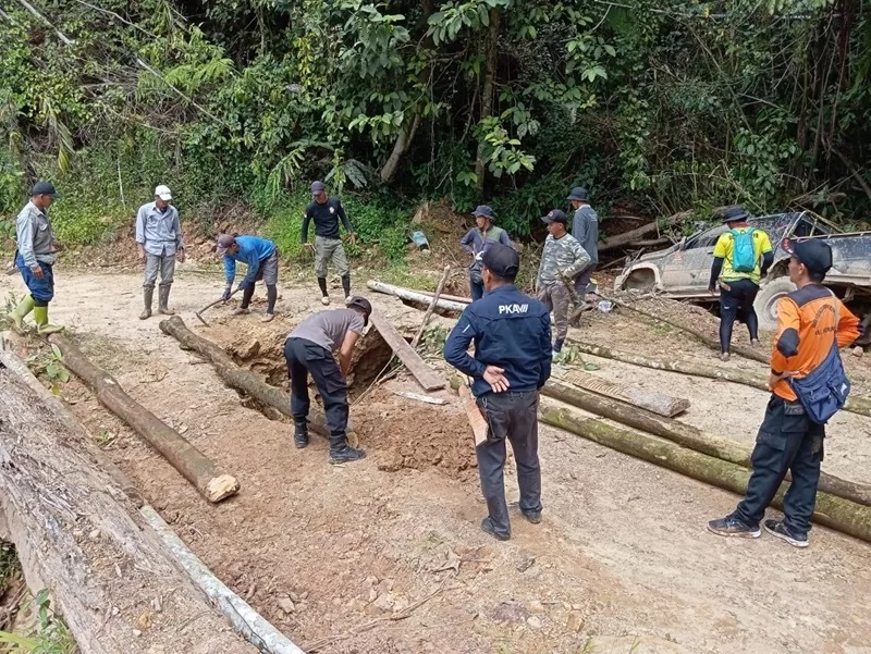 RUSAK BERAT: Sejumlah rumah warga dan sarana umum pemerintah di Kecamatan Krayan Selatan rusak dihantam angin puting beliung yang disertai hujan deras sejak Sabtu (27/7).