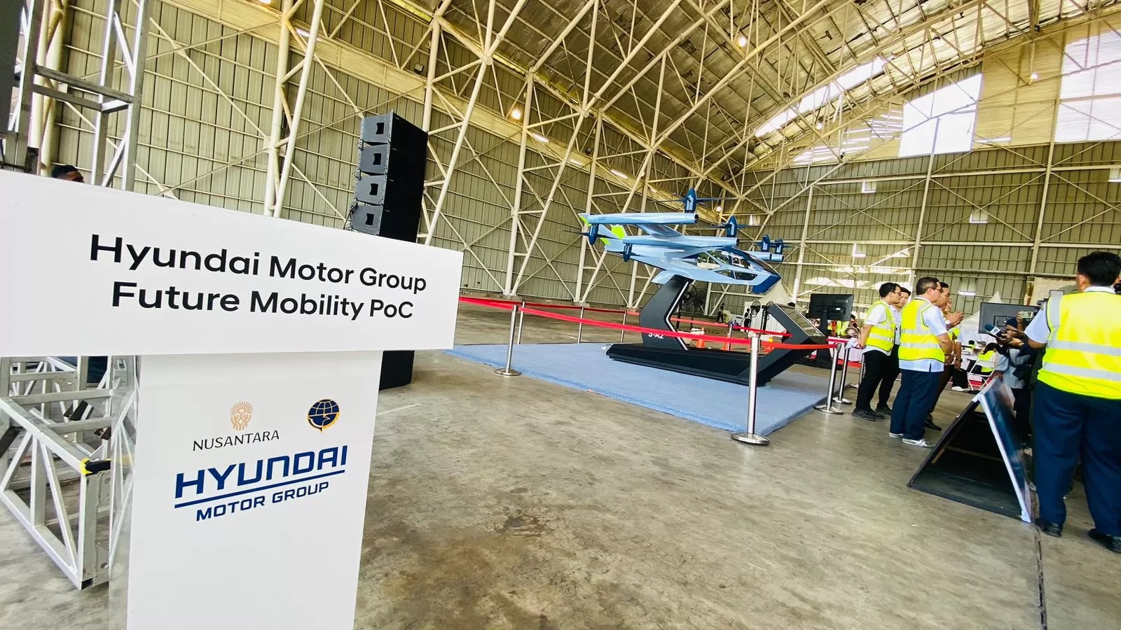 SUKSES: Uji coba pesawat terbang bertenaga listrik buatan Hyundai Motor Grup di Bandara APT Pranoto, berlangsun sehari, Senin (29/7). (FOTO: RAMA SIHOTANG/KP)