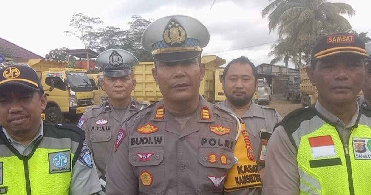 LALU LINTAS: Kasatlantas Polres Kubar AKP Budi Witikno saat memimpin Operasi Patuh Mahakam 2024.