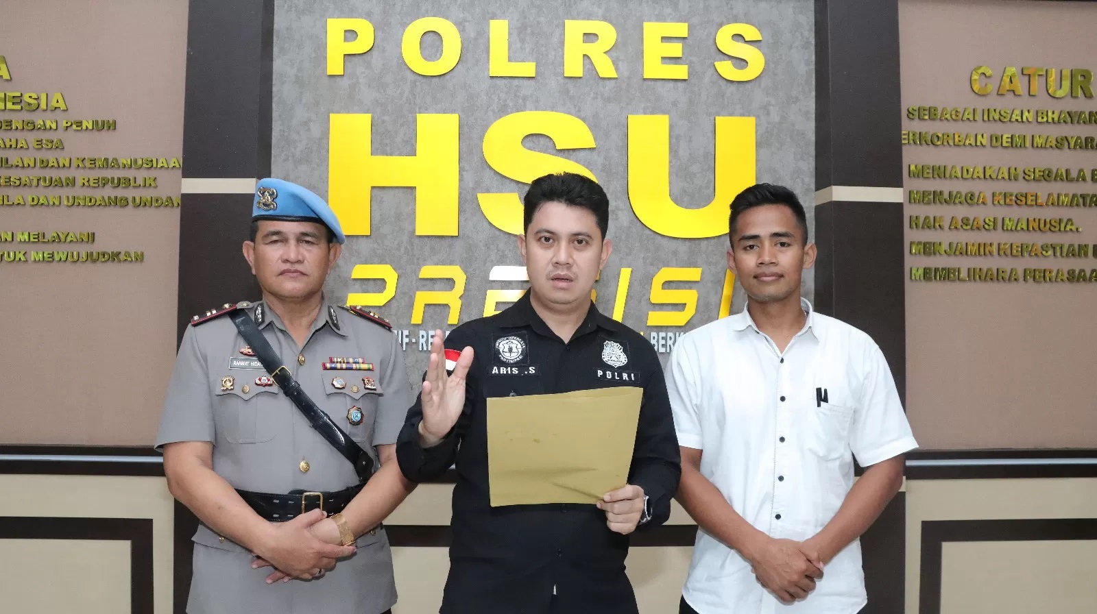MOMEN: Kasi Humas Polres HSU Ipda Aris saat menjelaskan video yang sempat viral ternyata tidak sesuai dengan fakta setelah dikonfirmasi Polres HSU. (Foto: Polres HSU/Radar Banjarmasin)