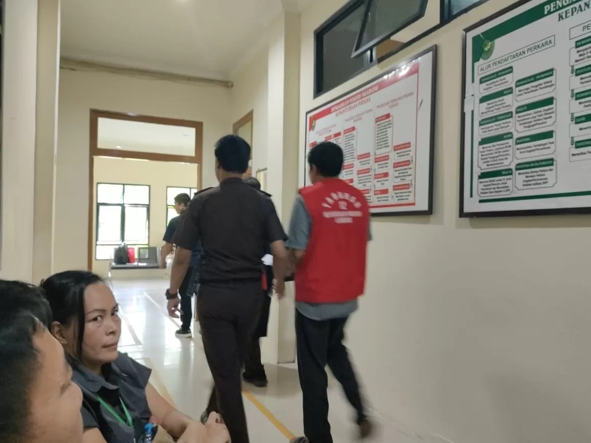 DIGIRING: Terdakwa kasus pencabulan saat digiring petugas di Pengadilan Negeri Ngabang. (IST)