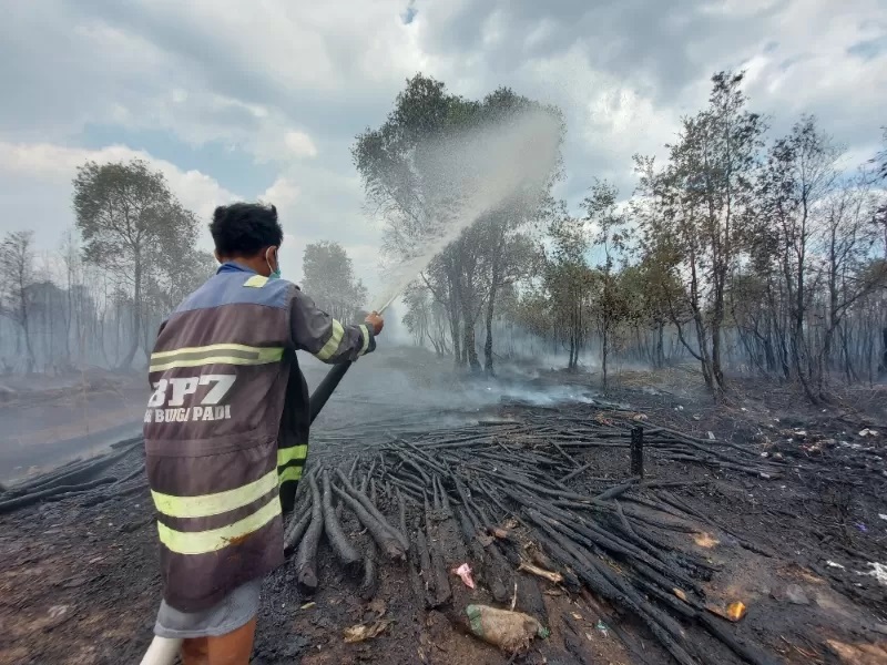 CEK ALAT: Pemeriksaan kesiapan alat pemadam kebakaran untuk menangani karhutla di Kabupaten Banjar. (Foto: MC BANJAR UNTUK RADAR BANJARMASIN)