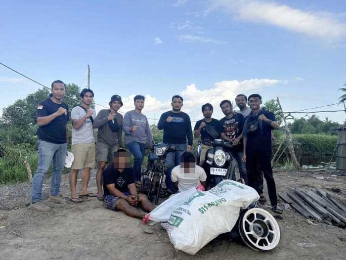BEKUK: Dua pelaku Curanmor diamankan personel Satreskrim Polres Kapuas bersama barang bukti sepeda motor curian. ISTIMEWA/RADAR SAMPIT