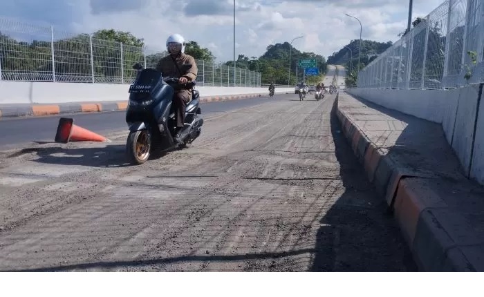 HARUS WASPADA. Kondisi jalan di Jembatan Achmad Amins baru separuhnya dibenahi. (MELI/SAPOS)
