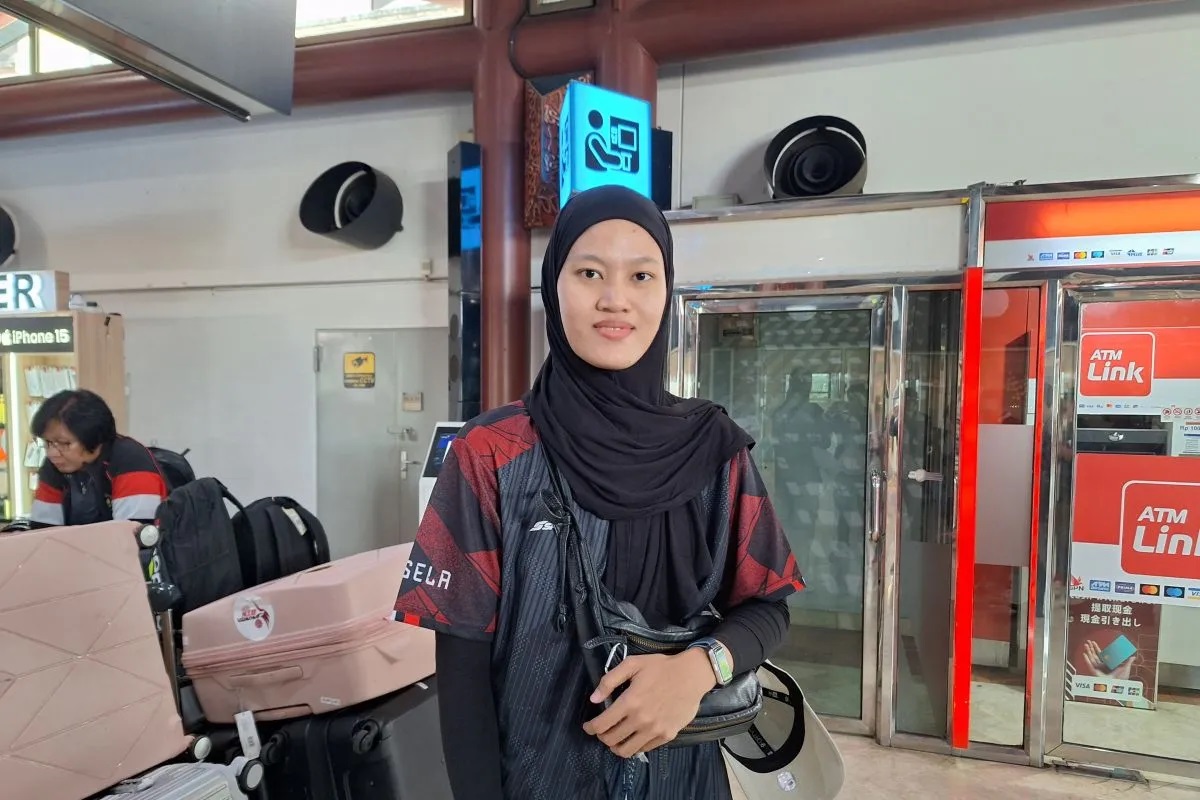 Outside hitter timnas voli putri Indonesia, Arsela Nuari Purnama sebelum mengikuti acara pelepasan tim menuju SEA V League 2024 di Bandara Soekarno-Hatta, Tangerang, Rabu (31/07/2024). (ANTARA/FAJAR S