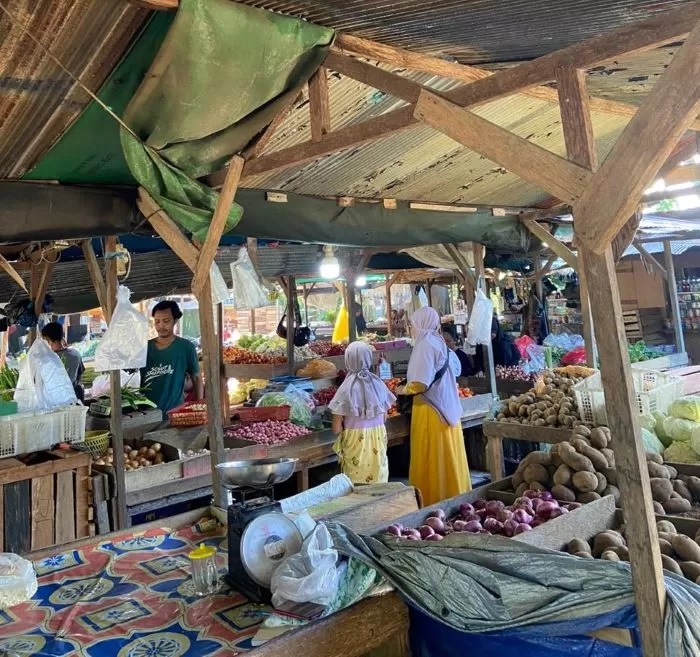 ENGGAN PINDAH. PKL memilih untuk berjualan di tempat sementara, yang berada di belakang kantor PDAM, Jalan Sultan Hasanuddin.