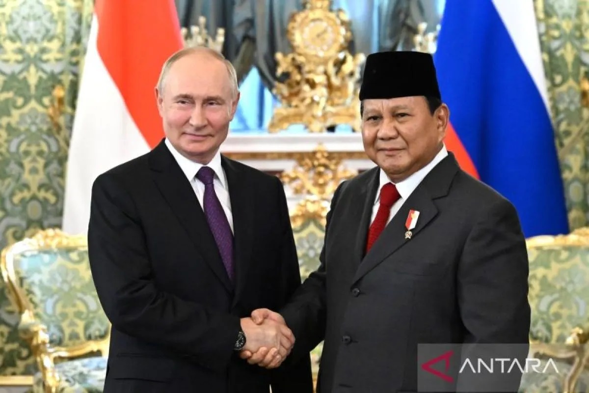 Presiden Rusia Vladimir Putin (kiri) dan Menteri Pertahanan RI sekaligus Presiden Terpilih Prabowo Subianto (kanan) berjabat tangan selepas keduanya bertemu di Green Hall, Istana Kepresidenan Kremlin.