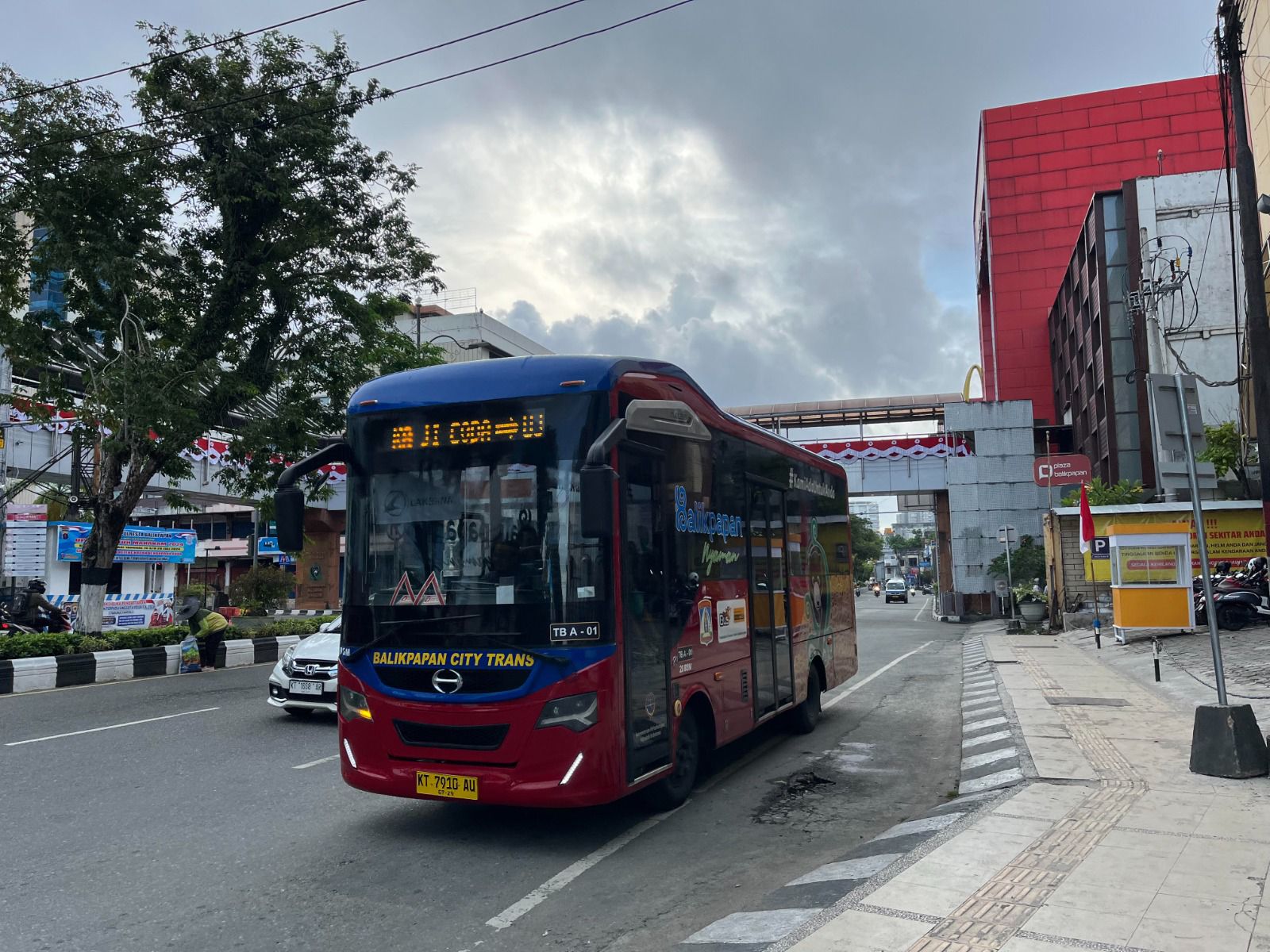 Balikpapan City Trans (Bacitra) kembali beroperasi setelah sempat dua pekan diparkir. Warga menyambut positif kehadiran Bacitra.  (Foto : Anggi Praditha/Kaltim Post)