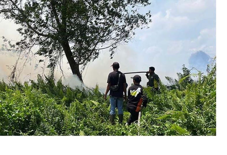 KARHUTLA: Tim TRC BPBD Sukamara bersama tim gabungan memadamkan kebakaran lahan, Selasa (30/7/24). FAUZIANNUR/RADAR SAMPIT