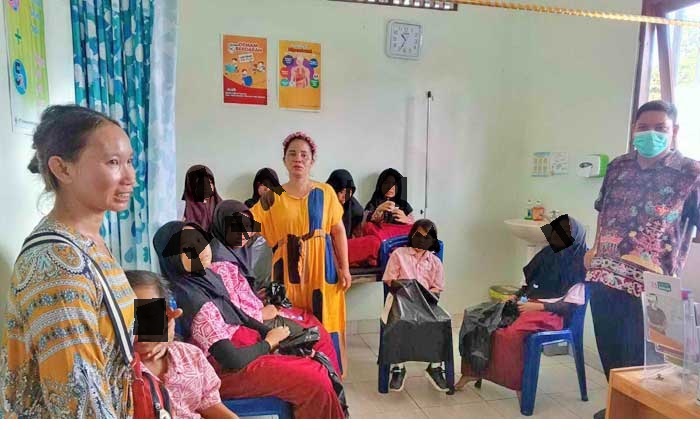 MUNTAH-MUNTAH: Belasan murid SDN 1 Kereng Bangkirai, Jalan Mangku Raya, Kota Palangka Raya, Rabu (31/7/2024), diduga keracunan nasi goreng. (Istimewa)