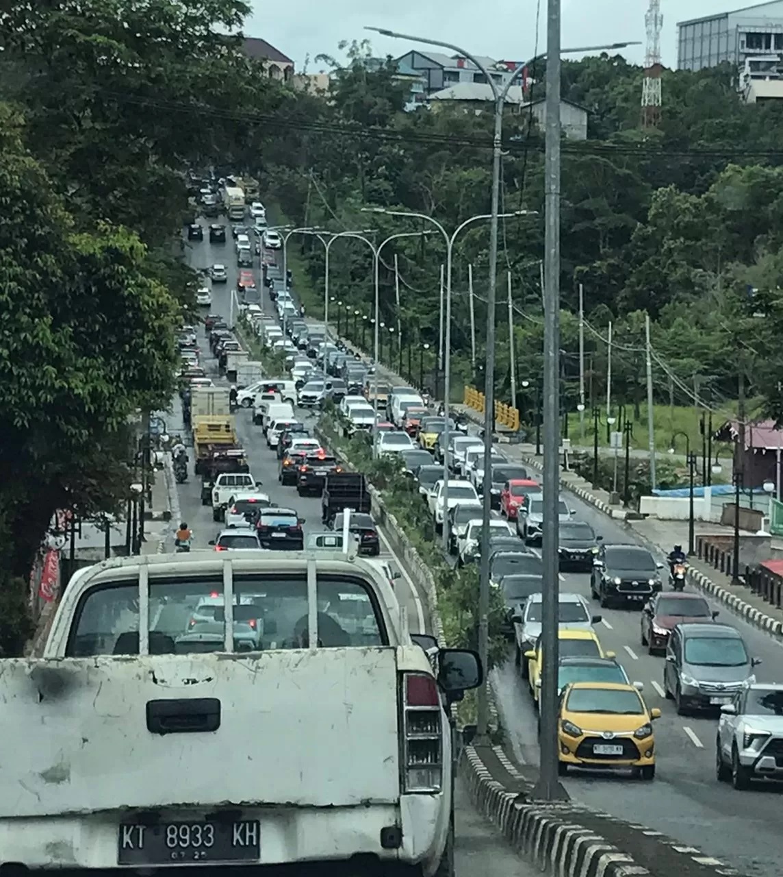 Kepadatan kendaraan di depan Global Sport hingga tanjakan Wika, Jalan MT Haryono. (Foto: Thomas/KP)
