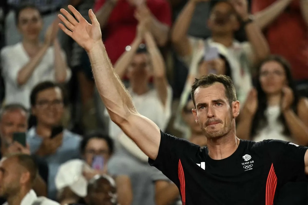 ​​​​​​​Petenis Inggris Andy Murray mengucapkan perpisahan saat bermain ganda bersama Daniel Evans melawan pasangan AS Taylor Fritz dan Tommy Paul pada babak perempat final Olimpiade Paris 2024.