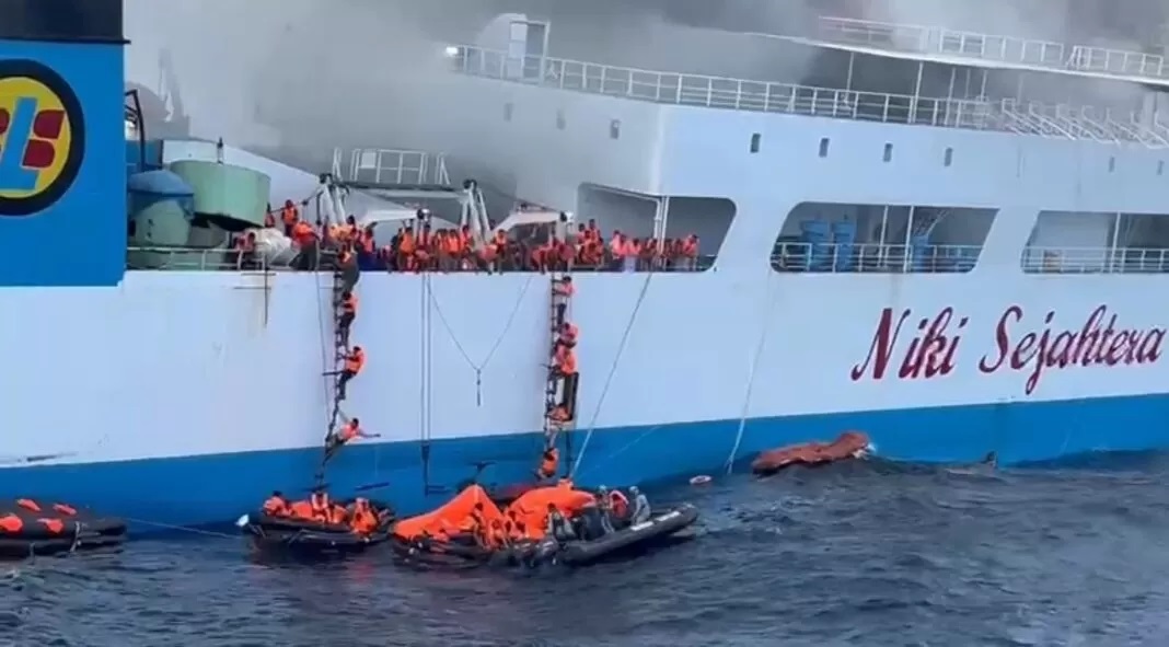 TERBAKAR: Kondisi KM. Niki Sejahter yang terbakar, ratusan penumpang harus dievakuasi menggunakan KN Singa Laut-402. (Foto: Bakamla RI)