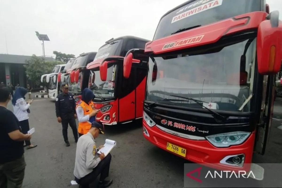 Sejumlah petugas Satuan Pelayanan Terminal Tipe A Tirtonadi Surakarta saat melakukan ramp cek bus di Terminal Tirtonadi Surakarta, Kamis (1/8/2024). ANTARA/Bambang Dwi Marwoto.