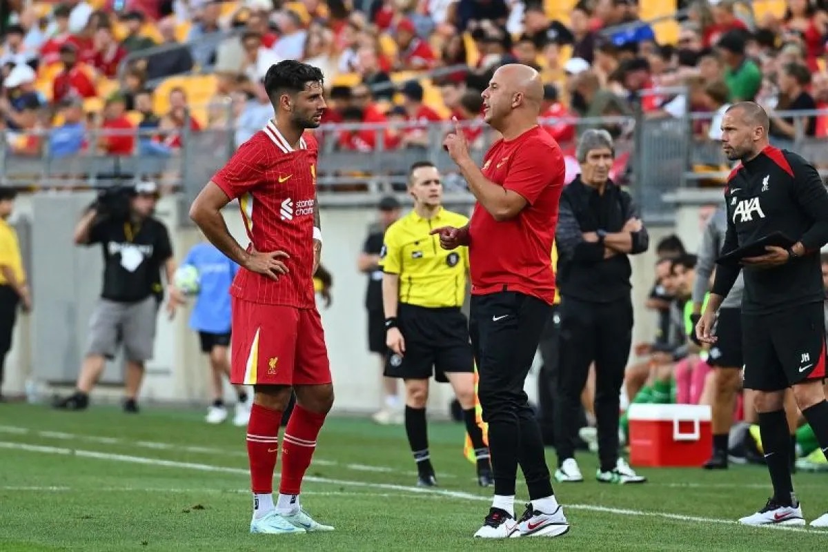 Pelatih Liverpool memberi instruksi kepada Dominik Szoboszlai dalam laga pramusim melawan Real Betis di Pittsburgh, Pennsylvania. ANTARA/AFP/Justin Berl.