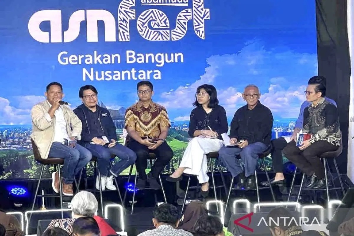 Deputi Sosial Budaya Pemberdayaan Masyarakat Otorita Ibu Kota Nusantara (OIKN) Alimudin (kiri) menjadi pembicara dalam dalam ASN Festival 2024 di Jakarta, Sabtu (3/8/2024). ANTARA/Harianto