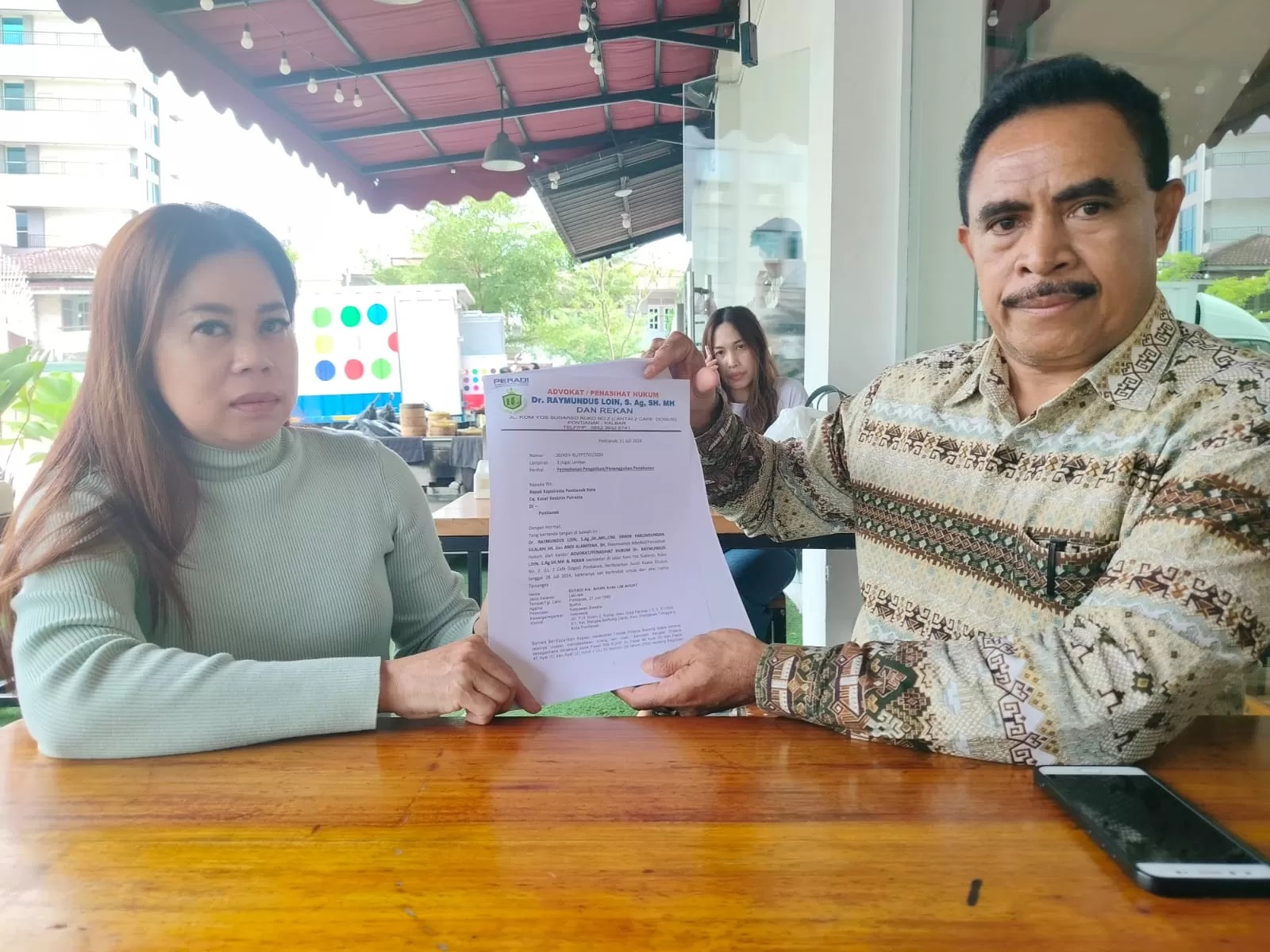 Kuasa hukum SY alias AHN, Raymundus Lion menunjukan surat permohonan pengalihan atau penangguhan penahanan untuk kliennya. (Adong Eko)