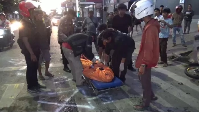 KECELAKAAN. Tim ambulans relawan mengevakuasi jasad Sudirman usai mengalami kecelakaan di Jalan Ahmad Yani, Sungai Pinang. Dalam sehari, tiga kecelakaan terjadi.