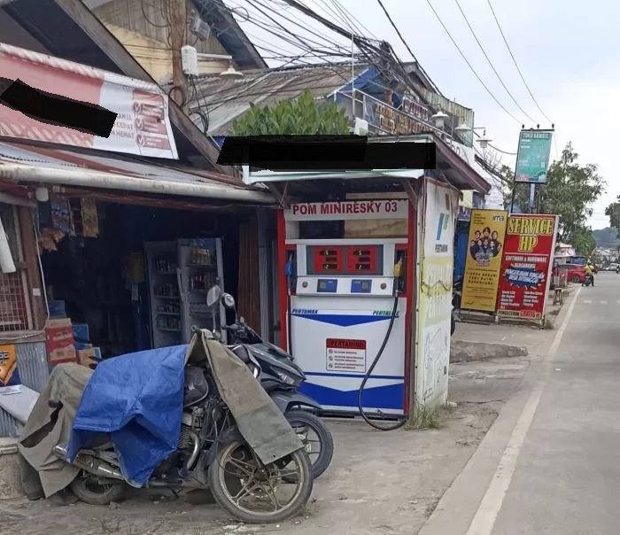 BELUM TEGAS? Salah satu pertamini yang masih bebas berjualan. Regulasi untuk menertibkan usaha liar ini sudah keluar, namun penerapannya belum diberlakukan.