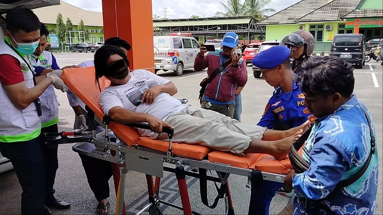 EVAKUASI: Salah satu penumpang dievakuasi petugas gabungan.